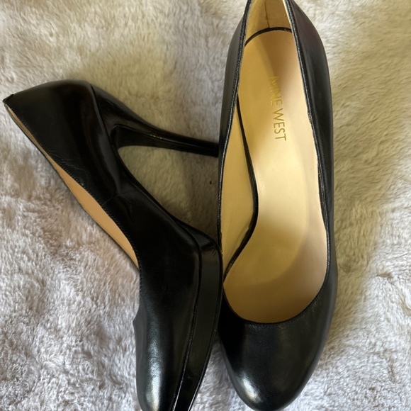 Nine West black heels - Picture 2 of 3